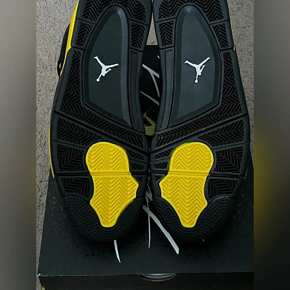 Jordan 4 yellow thunder